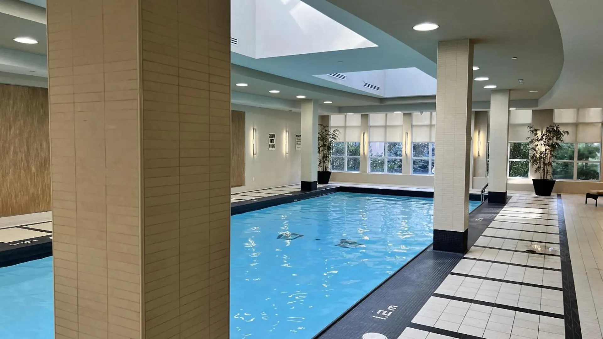 Home Stay - Room With Yonge Street View And 3 Star Hotel Amenities Торонто