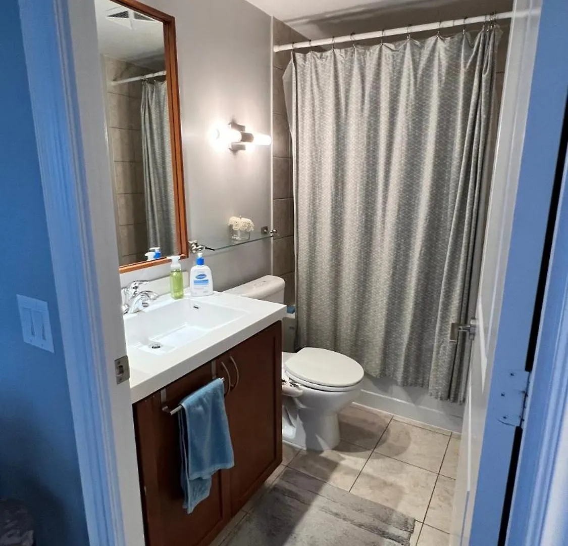 Home Stay - Room With Yonge Street View And 3 Star Hotel Amenities Toronto Homestay