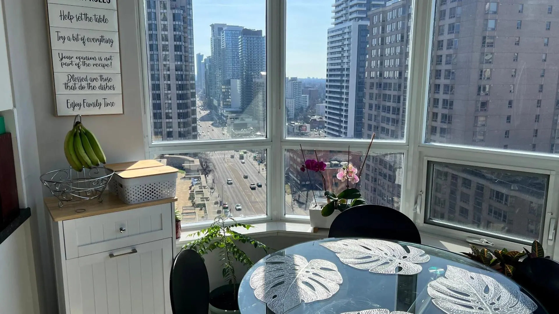 Home Stay - Room With Yonge Street View And 3 Star Hotel Amenities Торонто 0*,