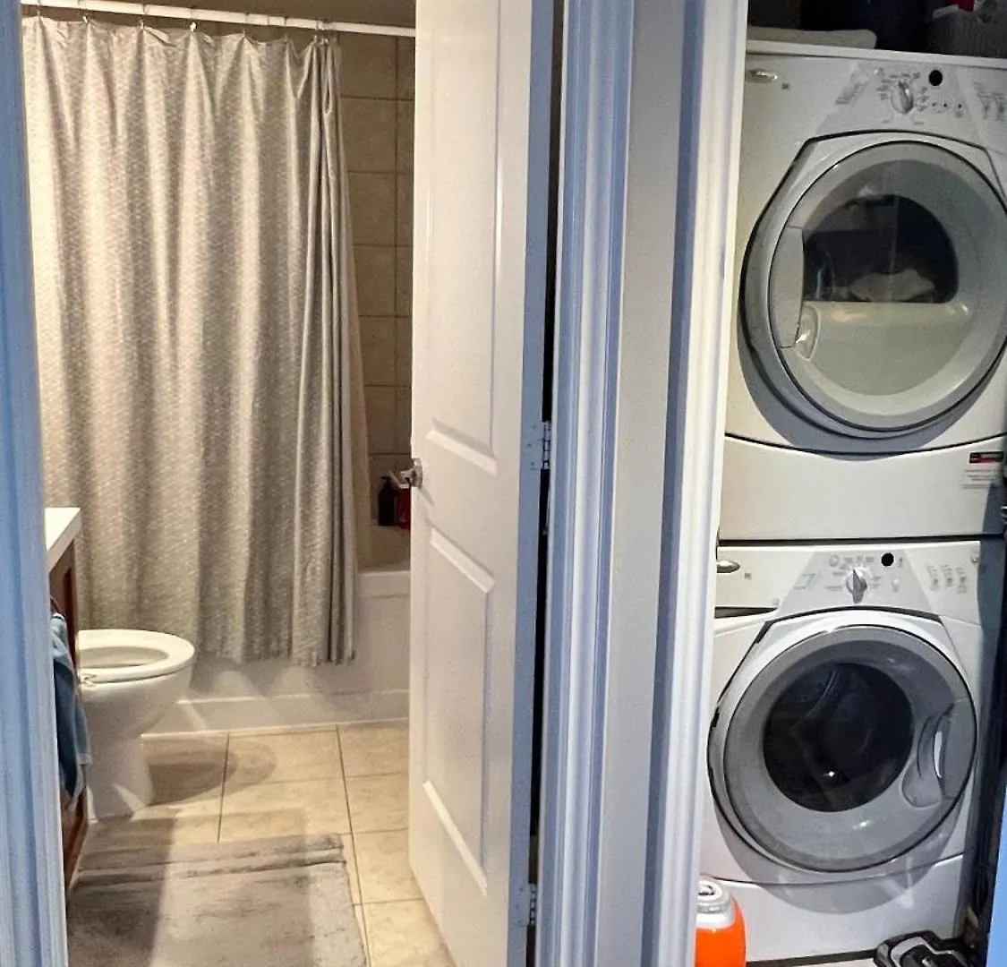 Home Stay - Room With Yonge Street View And 3 Star Hotel Amenities Toronto Homestay