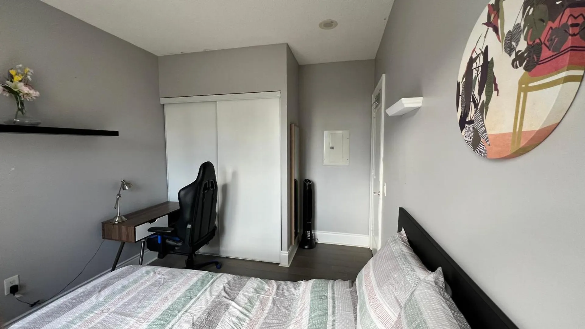Homestay Home Stay - Room With Yonge Street View And 3 Star Hotel Amenities Toronto Canada