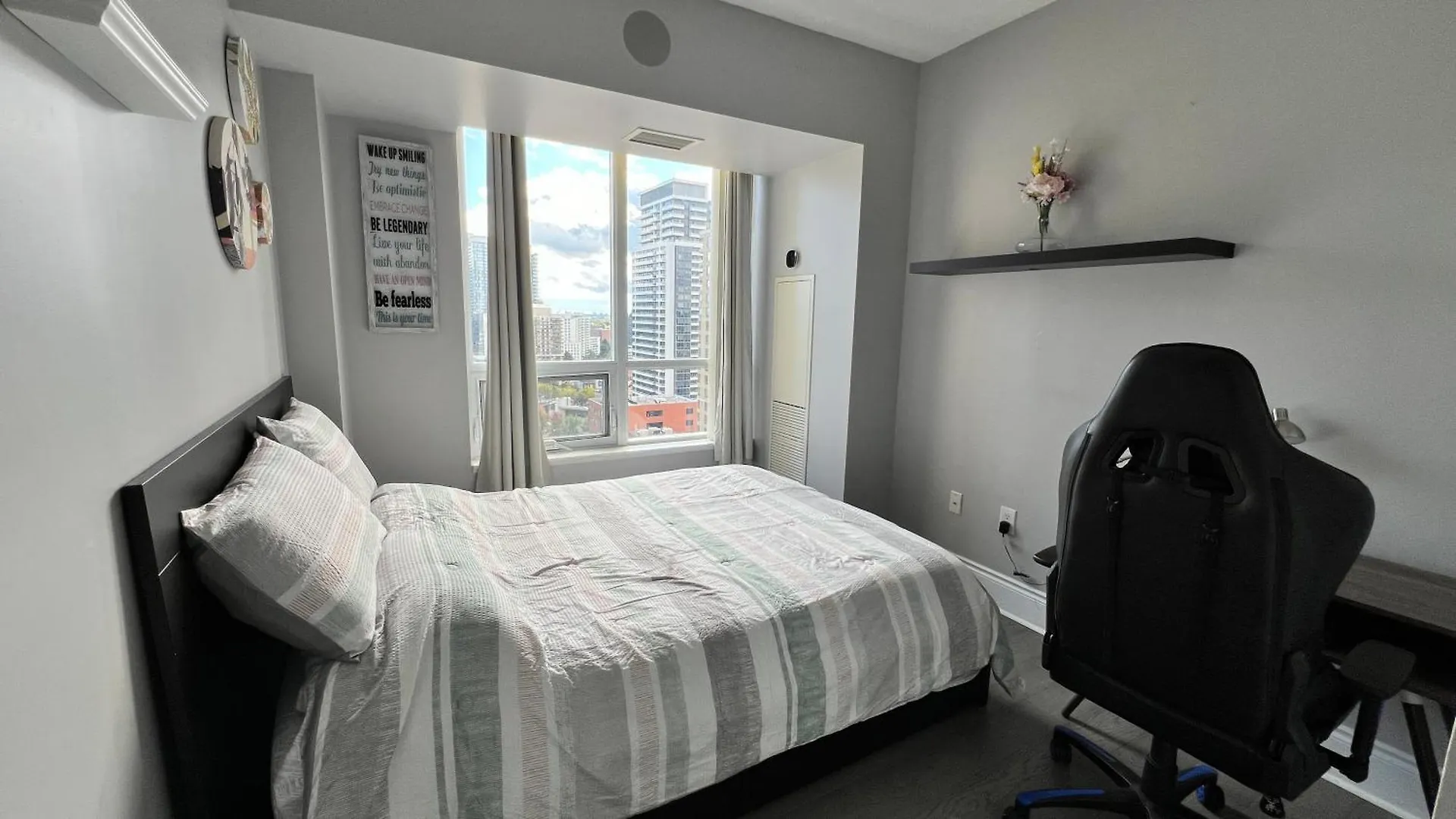 Homestay Home Stay - Room With Yonge Street View And 3 Star Hotel Amenities Toronto