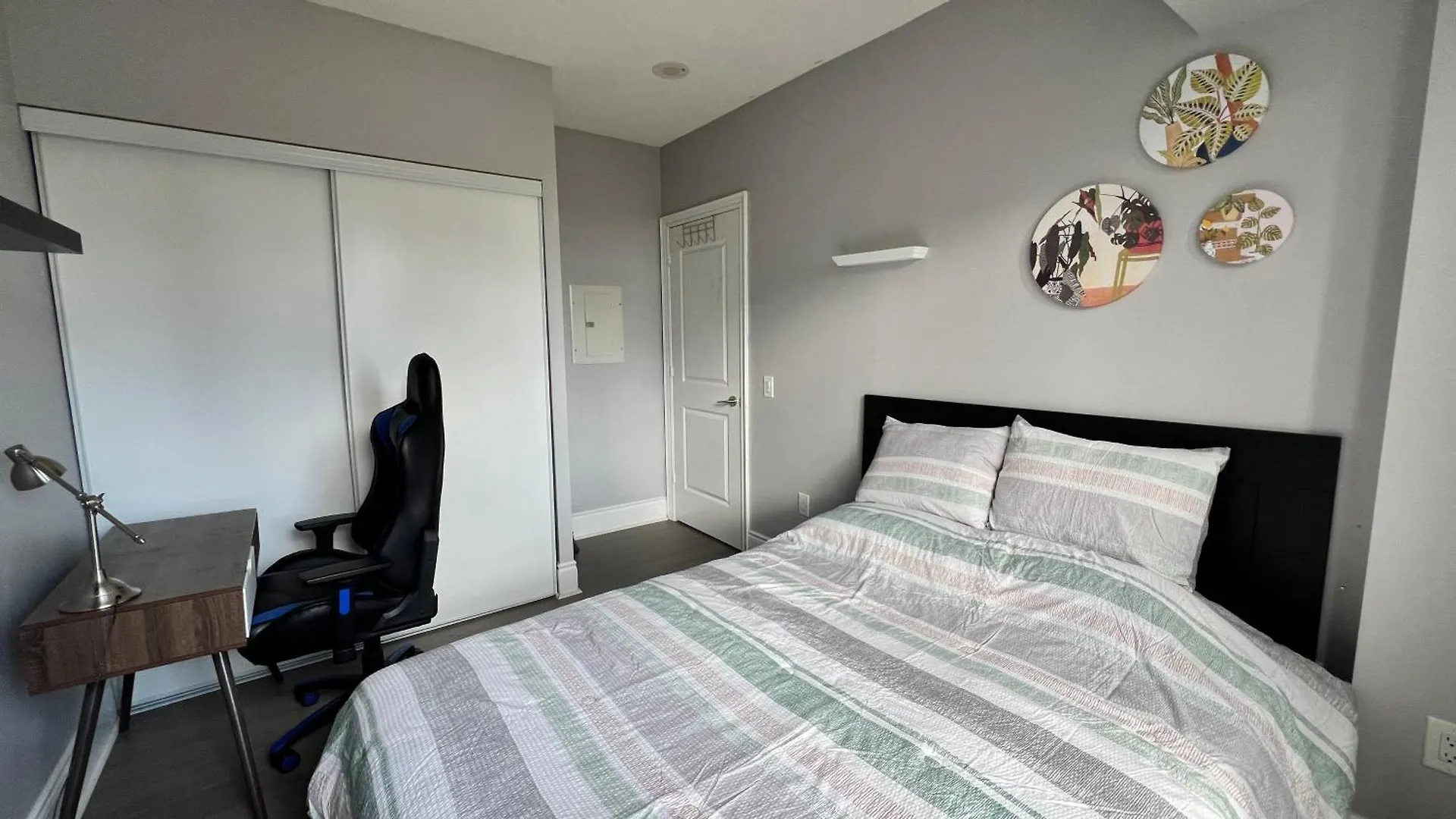 Home Stay - Room With Yonge Street View And 3 Star Hotel Amenities Toronto Canada