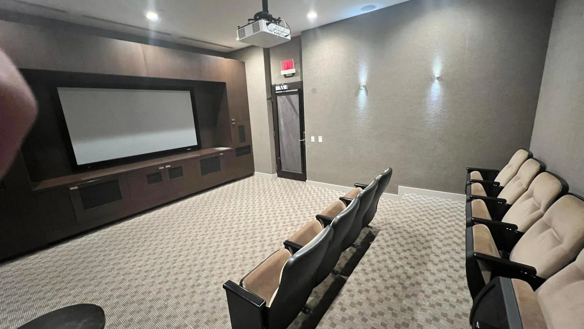 Home Stay - Room With Yonge Street View And 3 Star Hotel Amenities Toronto