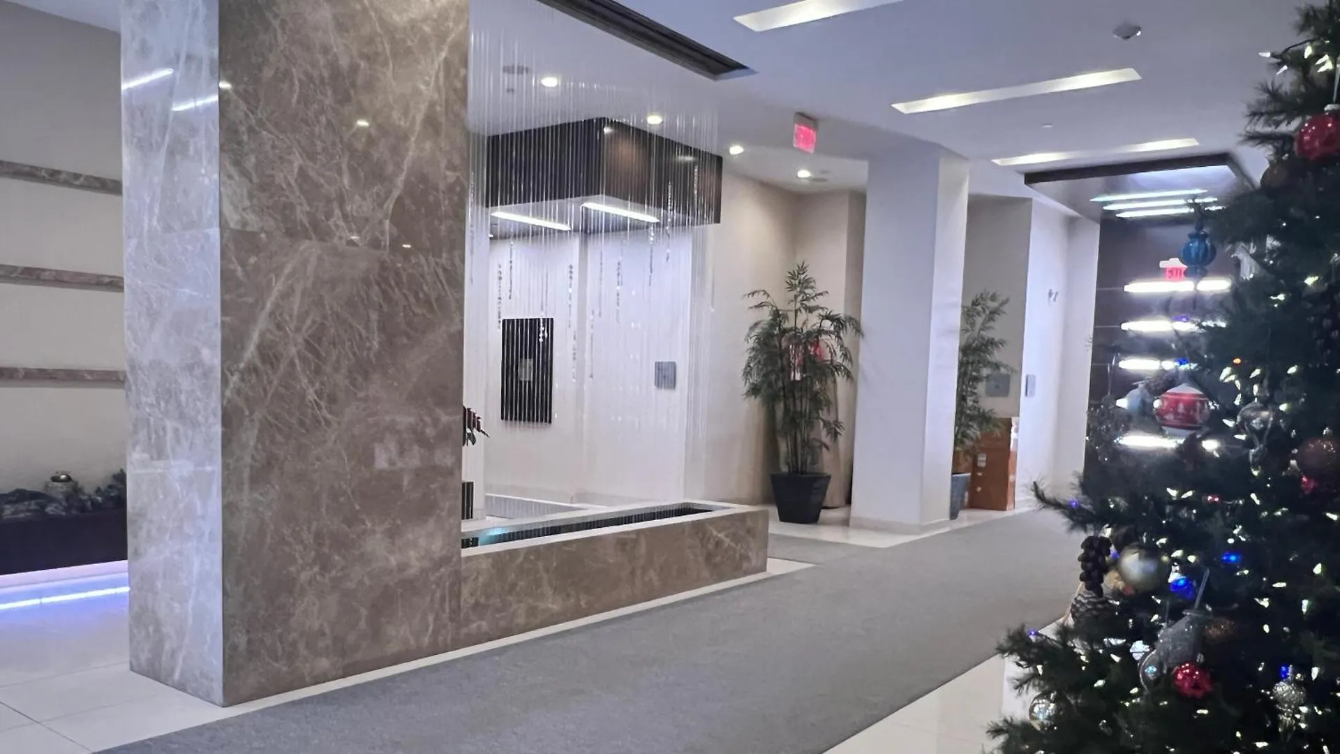 Home Stay - Room With Yonge Street View And 3 Star Hotel Amenities Торонто Проживание в семье