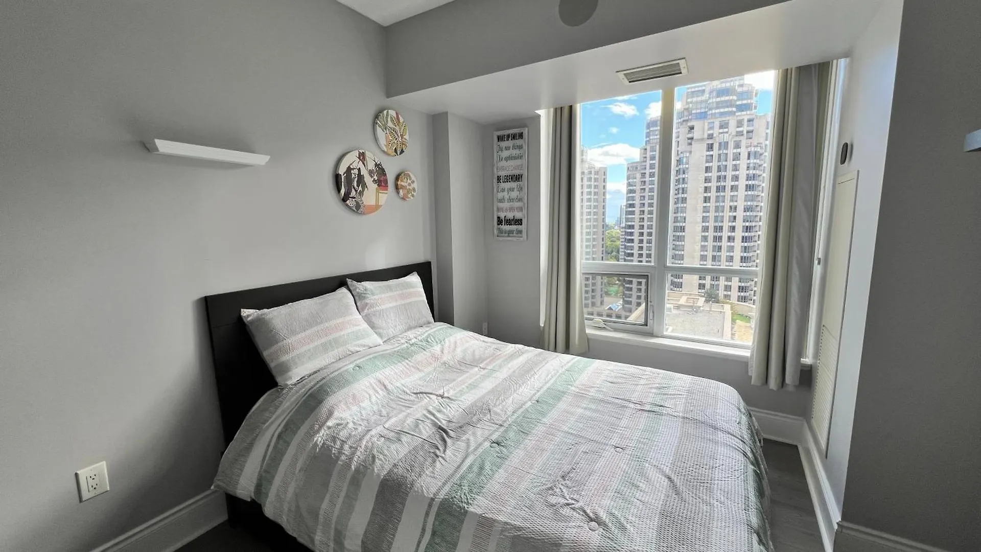 Home Stay - Room With Yonge Street View And 3 Star Hotel Amenities Toronto