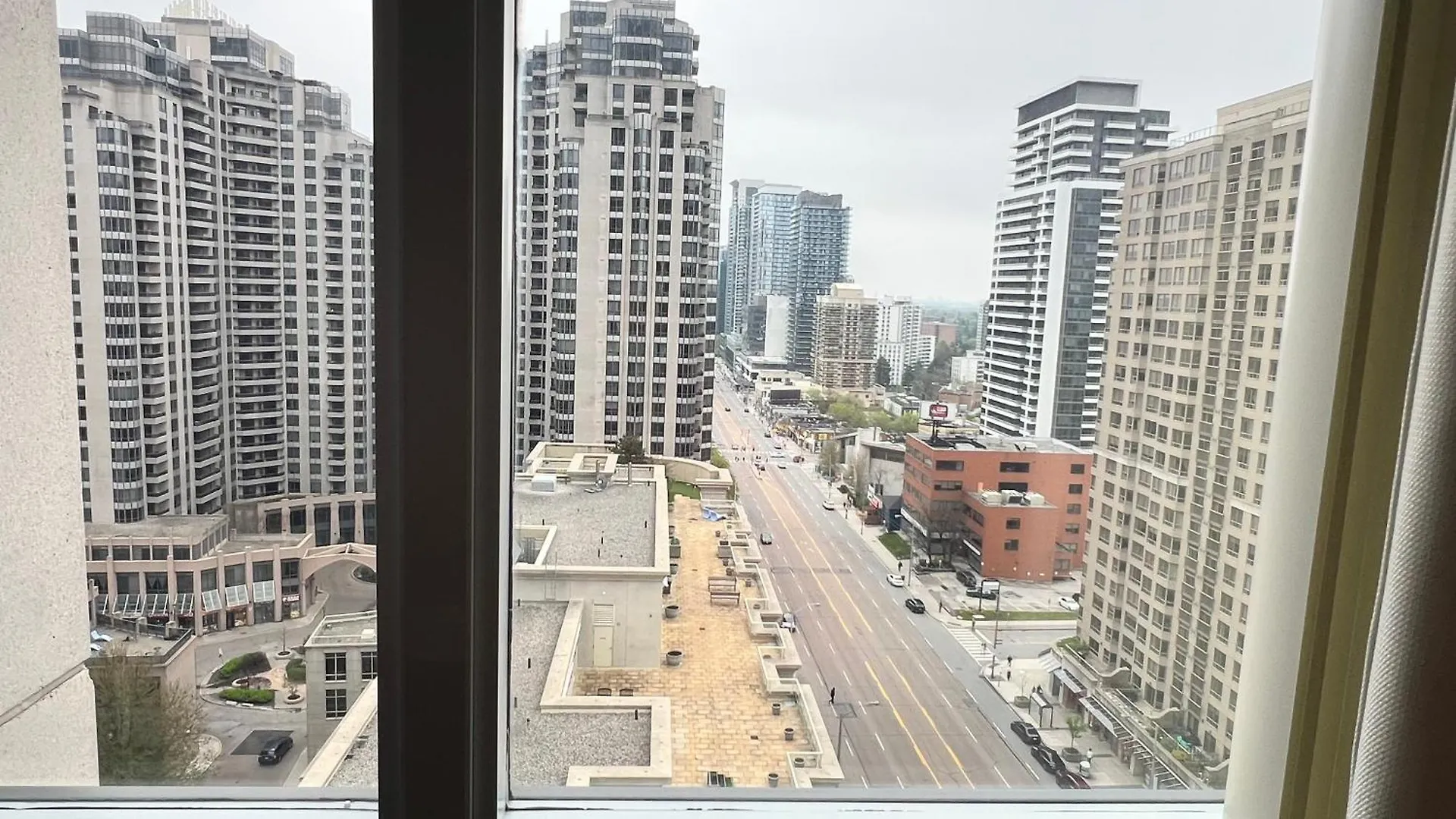 Homestay Home Stay - Room With Yonge Street View And 3 Star Hotel Amenities Toronto Canada
