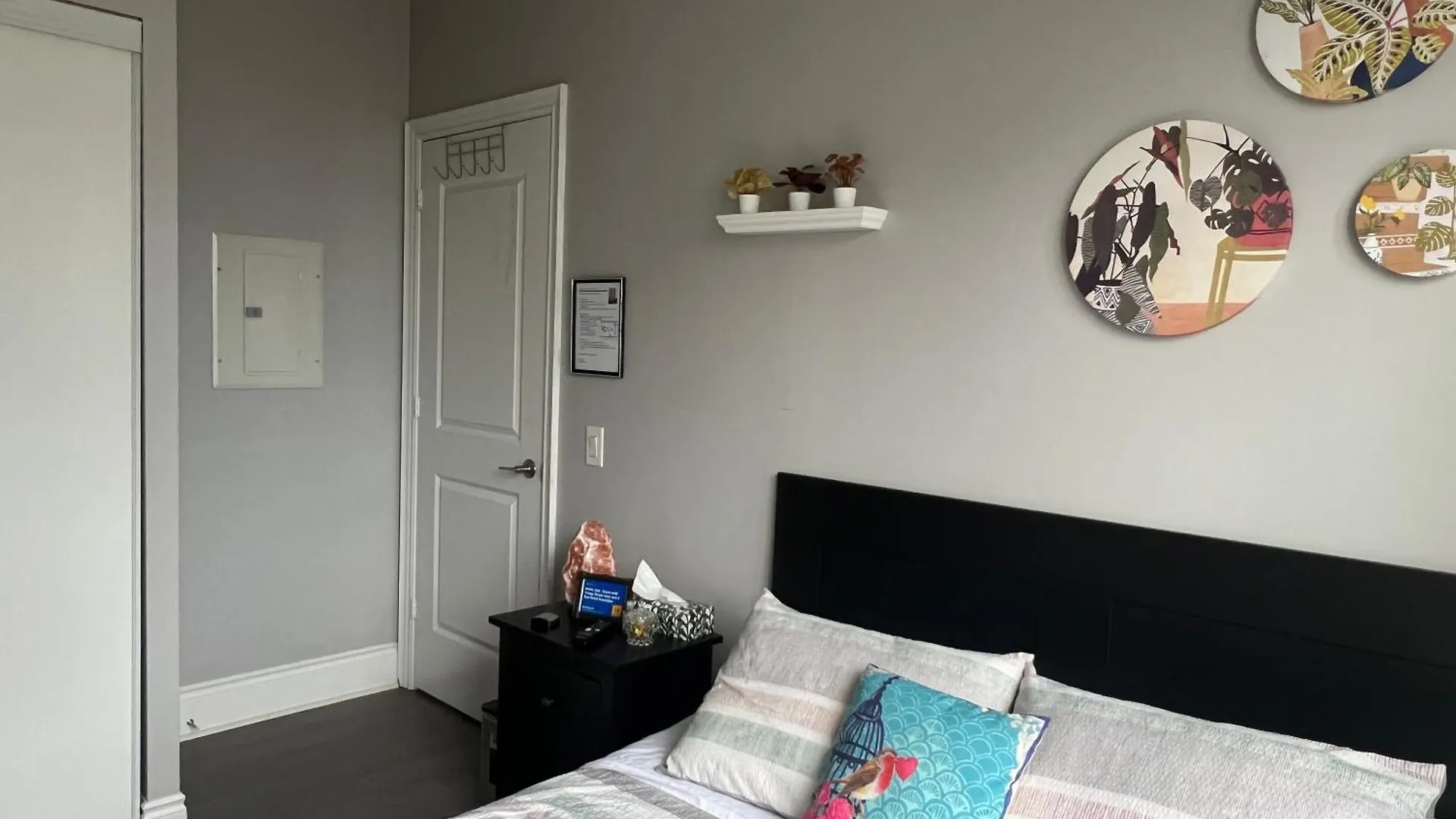Homestay Home Stay - Room With Yonge Street View And 3 Star Hotel Amenities Toronto