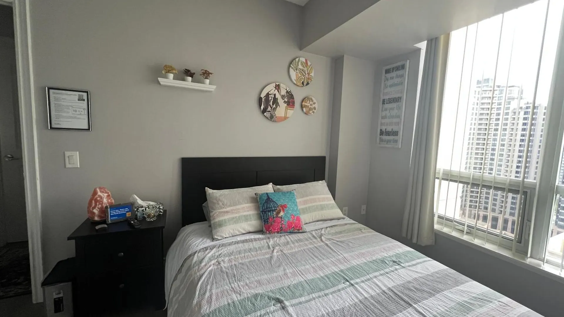 Home Stay - Room With Yonge Street View And 3 Star Hotel Amenities Toronto Canada
