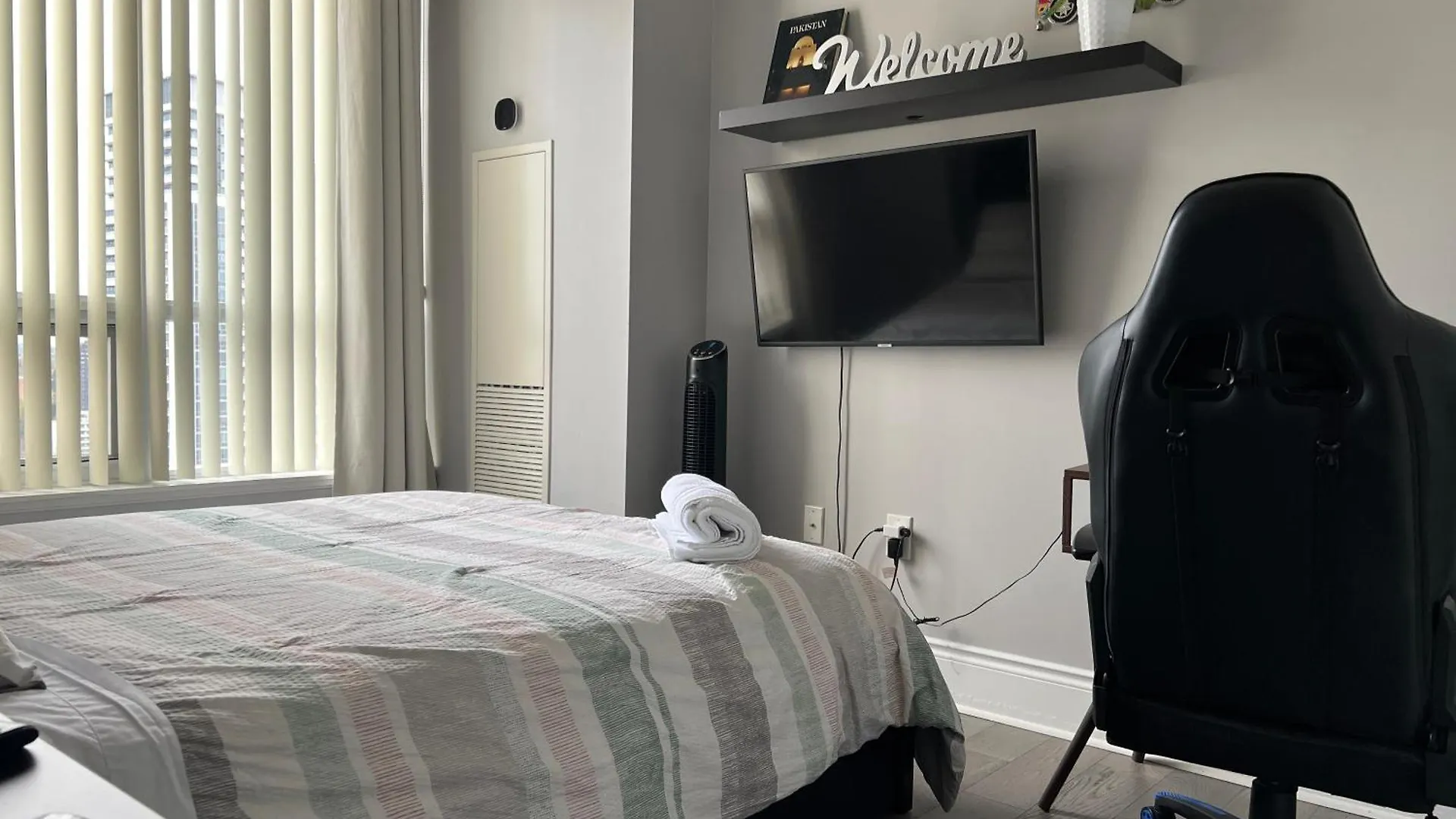 Home Stay - Room With Yonge Street View And 3 Star Hotel Amenities Toronto Homestay